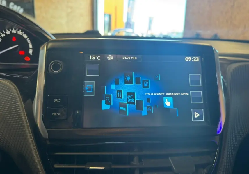 Écran tactile central du tableau de bord du Peugeot 2008 gris 2016, affichant les applications connectées.