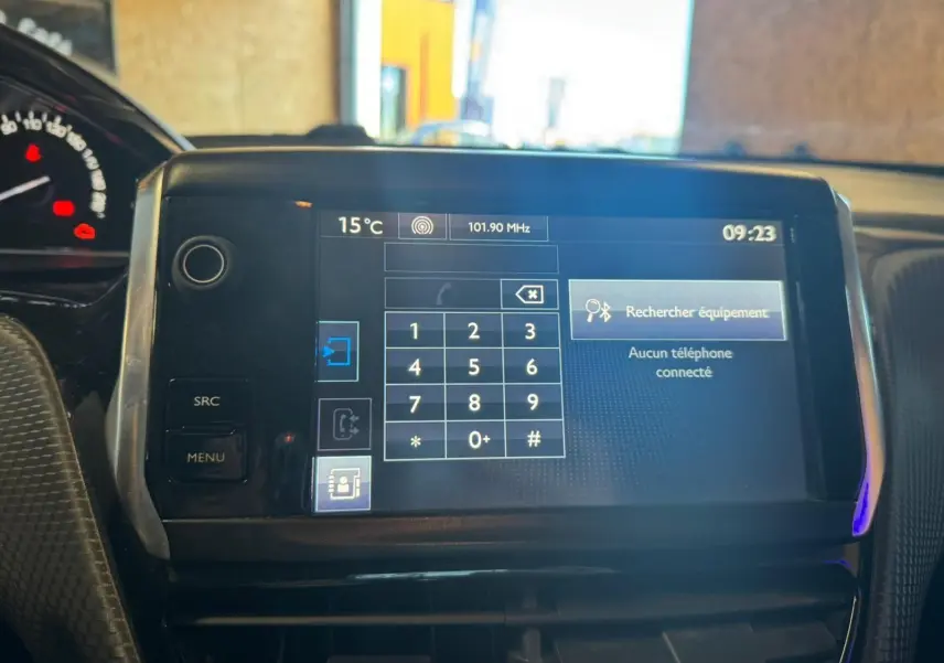 Écran tactile central du tableau de bord du Peugeot 2008 gris, affichant le menu de connexion Bluetooth.