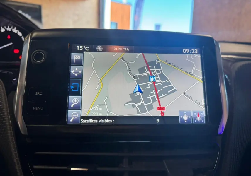 Écran GPS central du tableau de bord du Peugeot 2008 gris, affichant une carte routière en intérieur.