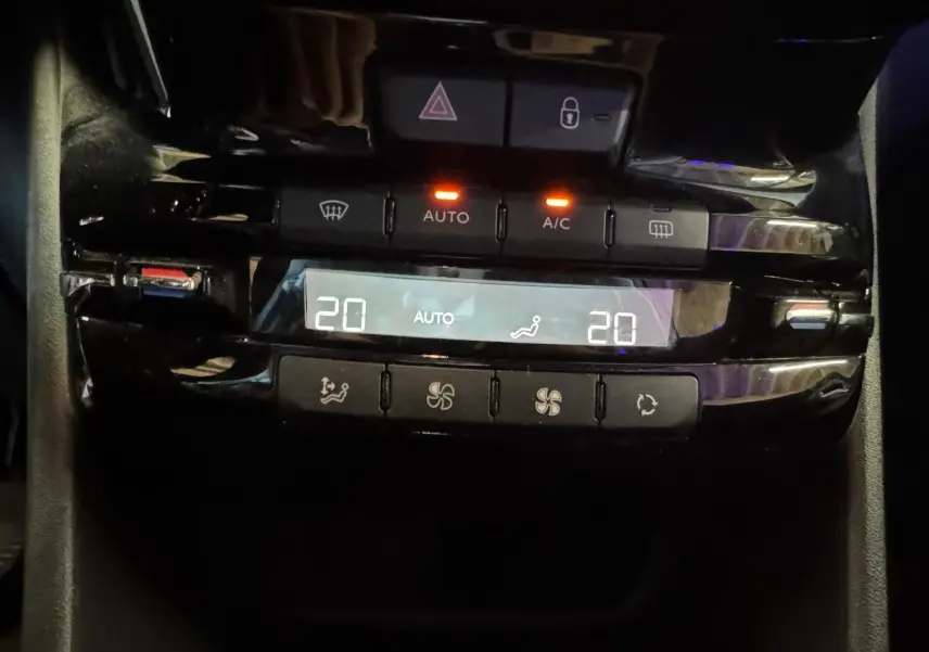 Détail de la console centrale du Peugeot 2008 gris 2016, montrant les commandes de climatisation automatique à 20°C.