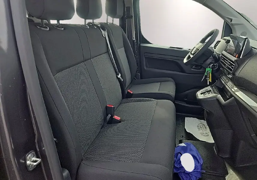 Intérieur avant du Fiat Scudo Combi gris titane, vue côté conducteur, sièges bi-ton noir/gris et tableau de bord moderne.