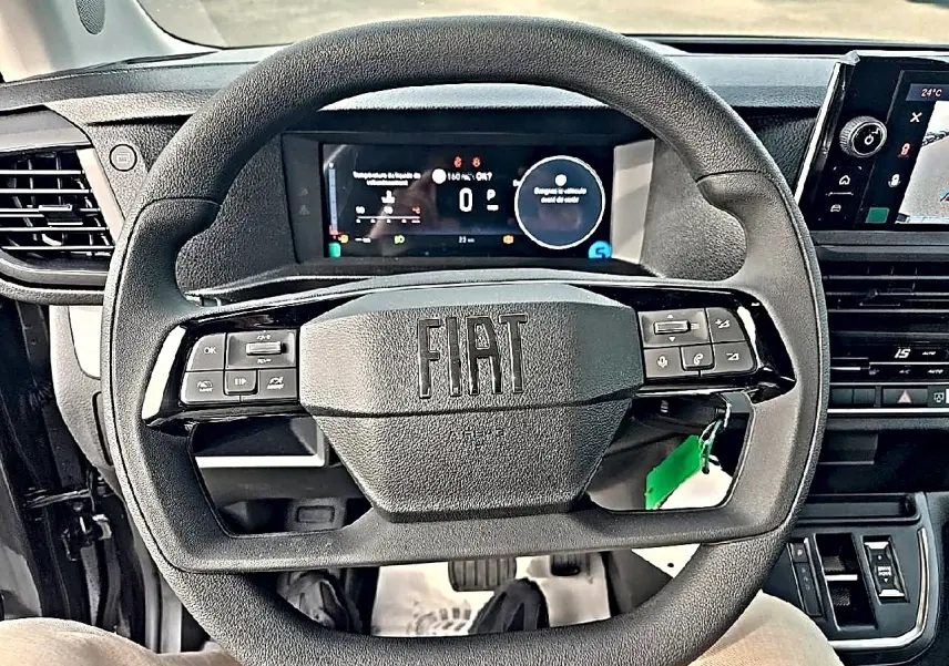 Vue rapprochée du volant noir FIAT et du tableau de bord numérique du Fiat Scudo Combi gris titane.