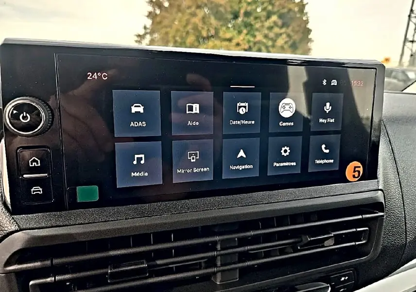 Écran tactile central du tableau de bord du Fiat Scudo Combi gris titane, avec commandes multimédia visibles.