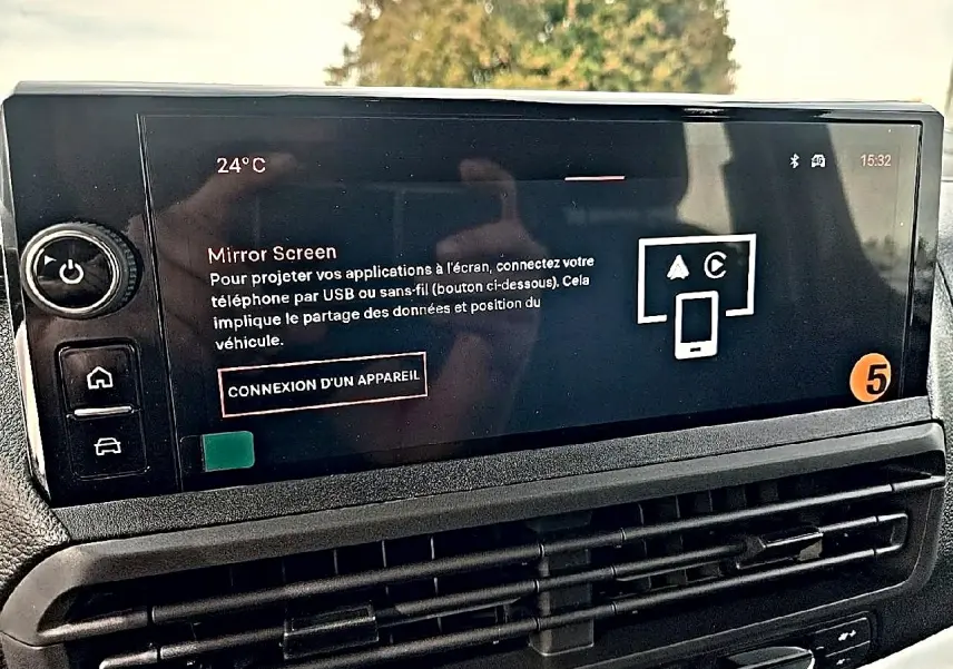 Écran tactile central du tableau de bord du Fiat Scudo Combi gris titane, affichant la connexion Mirror Screen.
