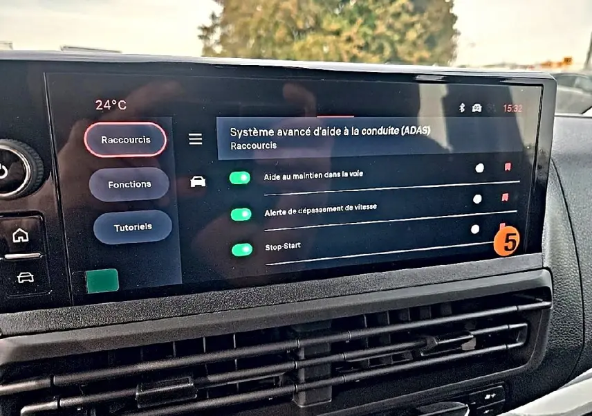 Écran tactile du système d'aide à la conduite dans l'habitacle du FIAT Scudo Combi gris titane, vue de face.