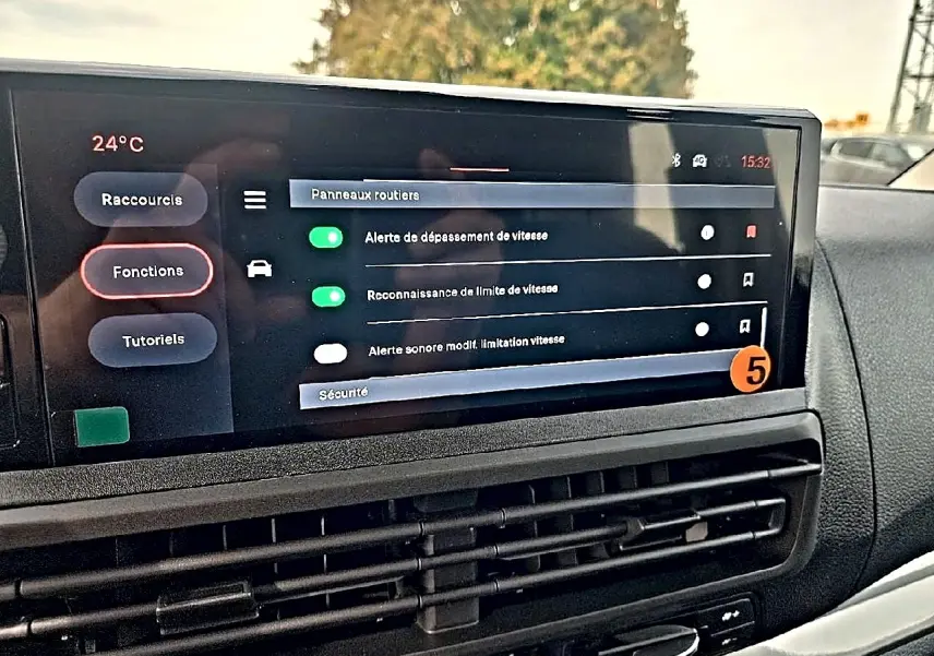 Vue intérieure du tableau de bord du Fiat Scudo Combi gris titane, écran tactile affichant les réglages de sécurité.