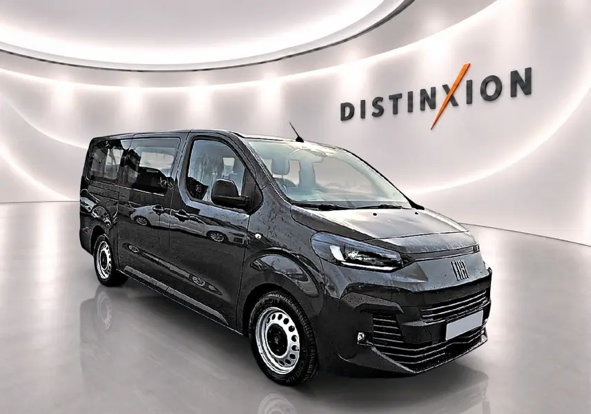Vue 3/4 avant droit d'un FIAT Scudo Combi gris titane avec porte latérale coulissante en arrière-plan lumineux.
