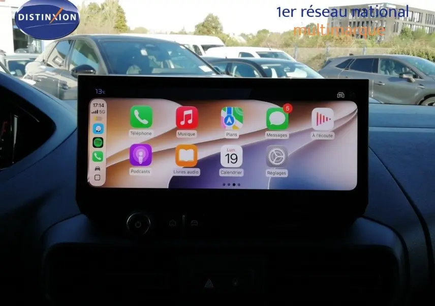 Vue intérieure centrée sur l'écran tactile du tableau de bord du Peugeot Partner blanc Kaolin, affichant les applications connectées.