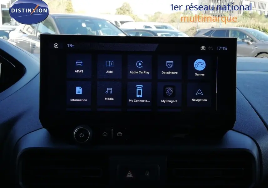 Vue intérieure centrée sur l’écran tactile du tableau de bord du Peugeot Partner 2026, avec affichage des options connectées.