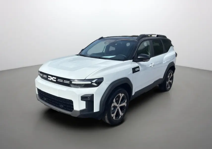 Vue 3/4 avant droit du Dacia Bigster blanc toit noir avec jantes alu et barres de toit noires.