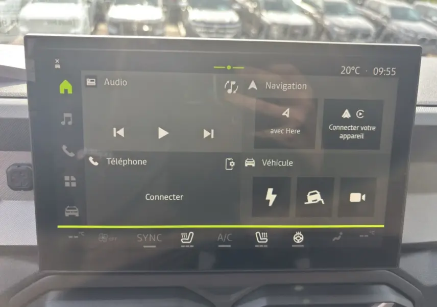 Écran tactile central du tableau de bord du Dacia Bigster Hybrid 150 affichant les options audio, navigation et véhicule.