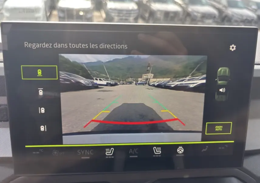 Écran multimédia du Dacia Bigster Hybrid 150 4x4 montrant la caméra multiview en marche arrière.