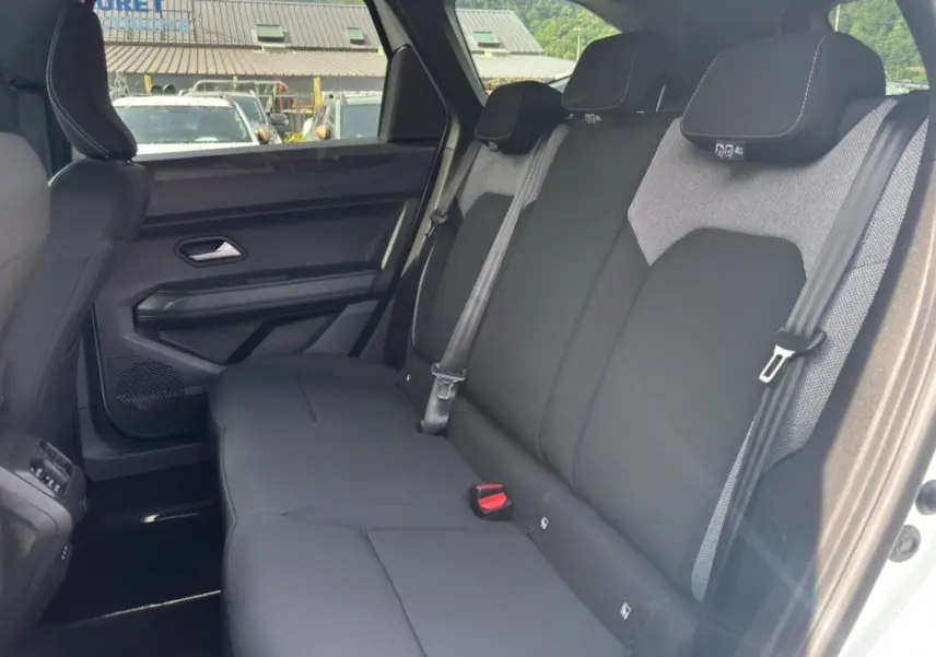 Vue intérieure côté droit sur la banquette arrière noire et grise du Dacia Bigster Hybrid 150 4x4 Journey City 2026.