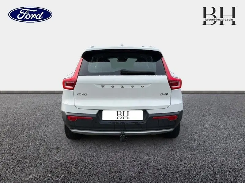 Vue arrière d'un Volvo XC40 blanc Glace avec attelage et feux arrière LED distinctifs.