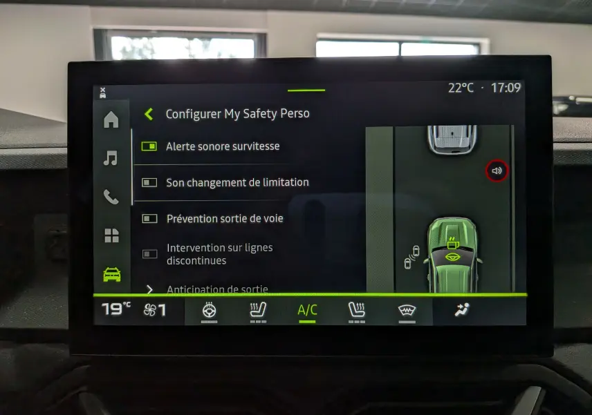 Écran tactile intérieur du Dacia Duster Hybrid-G 150 CH 4x4 blanc, affichant les réglages de sécurité et climatisation.