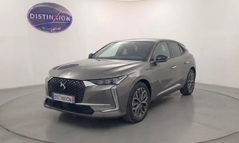 DS4 Hybride E-Tense gris vue 3/4 avant droit, avec calandre distinctive et jantes alliage 19 pouces.