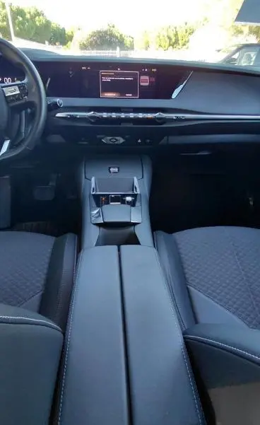 Vue intérieure avant du DS4 Hybride E-Tense 225 Bastille 2024, avec console centrale en cuir et écran tactile intégré.