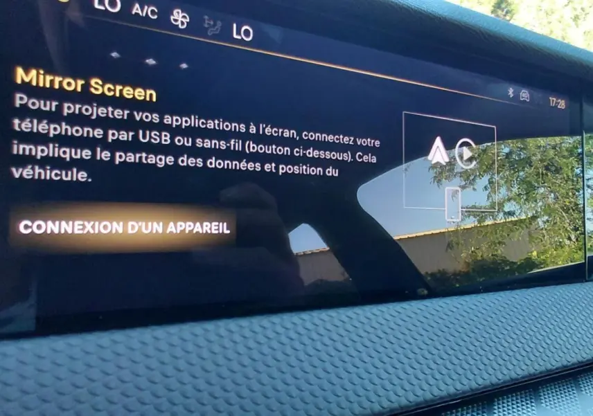 Écran tactile intérieur du DS4 Hybride E-Tense 225 Bastille, affichant la fonction Mirror Screen sur fond gris texturé.