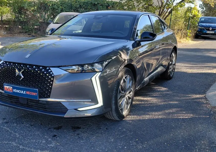 DS4 Hybride E-Tense gris vue 3/4 avant droit, avec calandre distinctive et jantes alliage 19 pouces.