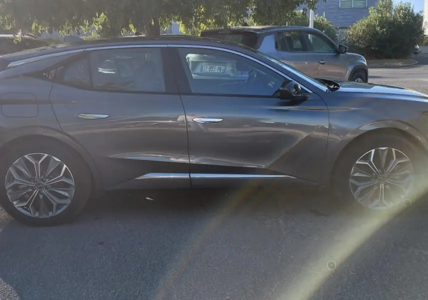 DS4 Hybride E-Tense gris vue de profil côté gauche, avec jantes alliage 19 pouces et lignes dynamiques.
