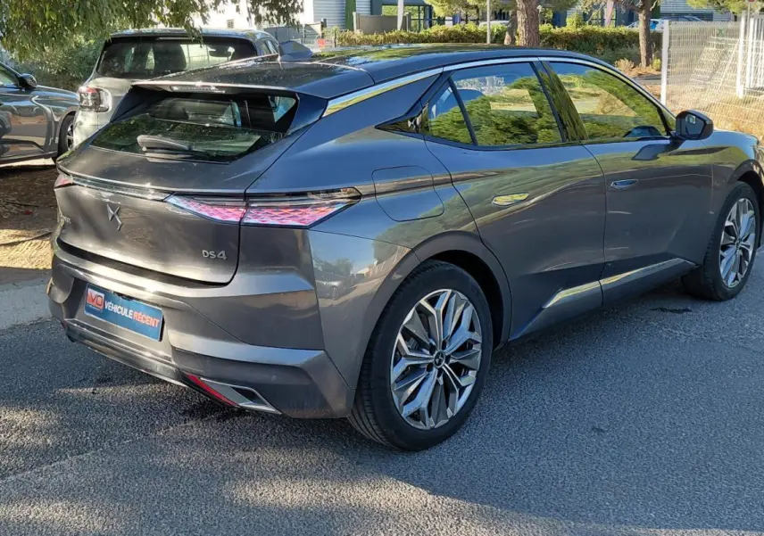 DS4 hybride gris vue 3/4 arrière droit, jantes alliage 19 pouces et feux arrière LED distinctifs.