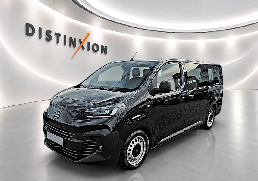 Vue 3/4 avant d'un FIAT Scudo Combi noir 2026 avec porte latérale coulissante, dans un showroom lumineux.