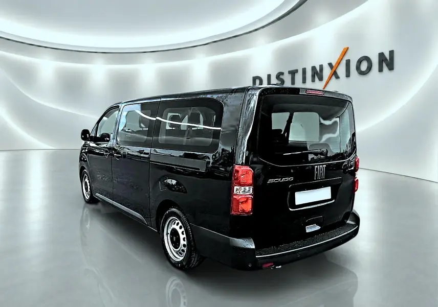 Vue 3/4 arrière droite d'un FIAT Scudo Combi noir avec porte latérale coulissante dans un showroom lumineux.