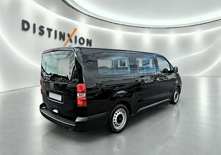 Vue 3/4 arrière droite du FIAT Scudo Combi noir avec porte latérale coulissante et vitres latérales teintées.