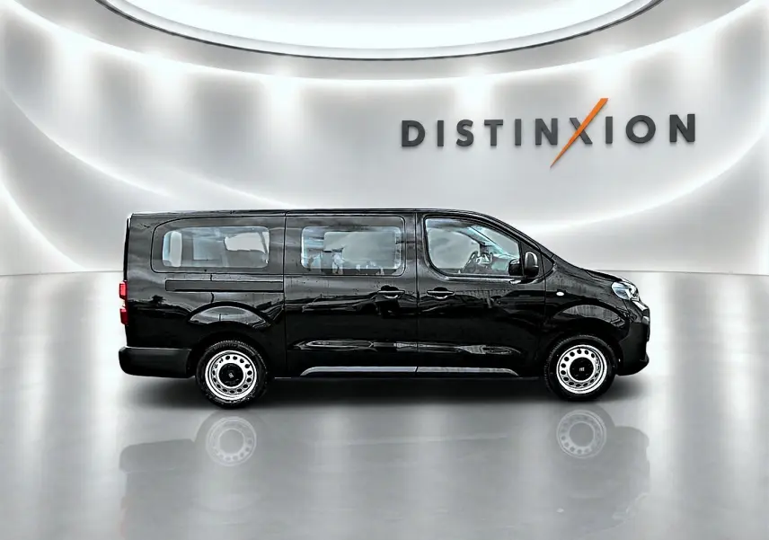 Vue de profil côté gauche d'un FIAT Scudo Combi noir avec vitres latérales et jantes acier en studio.