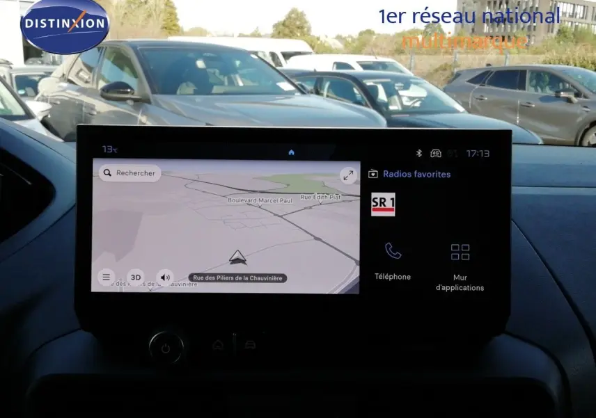 Vue intérieure centrée sur l'écran tactile du tableau de bord du Peugeot Partner blanc Kaolin 2026, avec navigation affichée.