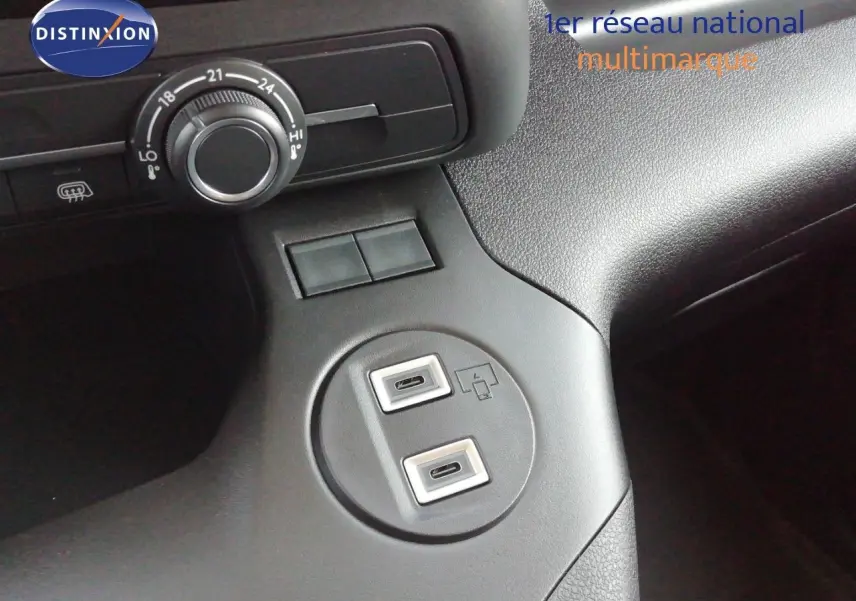 Gros plan sur la console centrale du Peugeot Partner blanc Kaolin 2026, montrant les ports USB et commandes de climatisation.