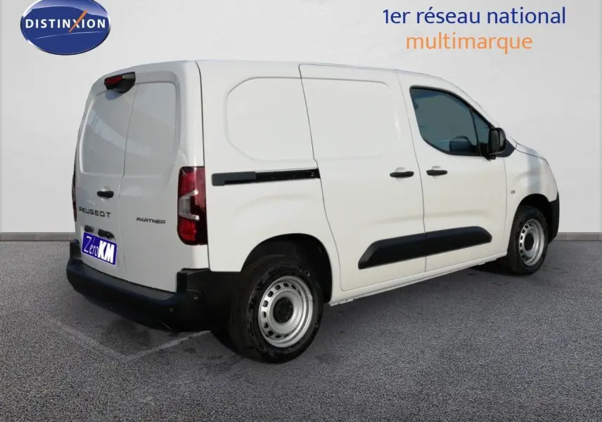 Vue 3/4 arrière droite du Peugeot Partner blanc Kaolin 2026, fourgon utilitaire avec protections noires latérales et jantes acier.