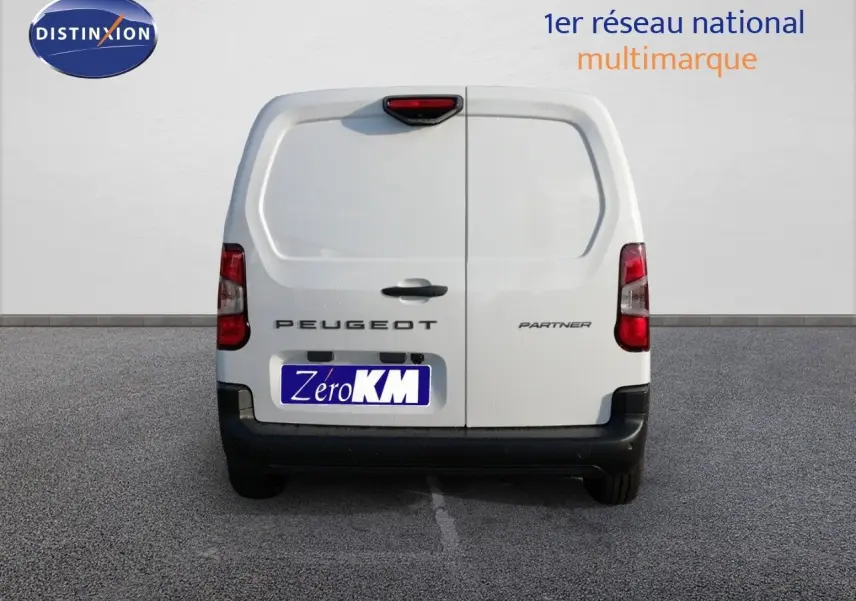 Vue arrière d'un Peugeot Partner blanc Kaolin 2026 avec portes battantes et feux arrière rouges.