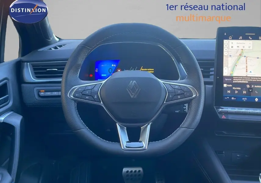 Vue intérieure centrée sur le volant noir du Renault Symbioz E-Tech Hybrid 2025 avec tableau de bord digital et écran tactile.