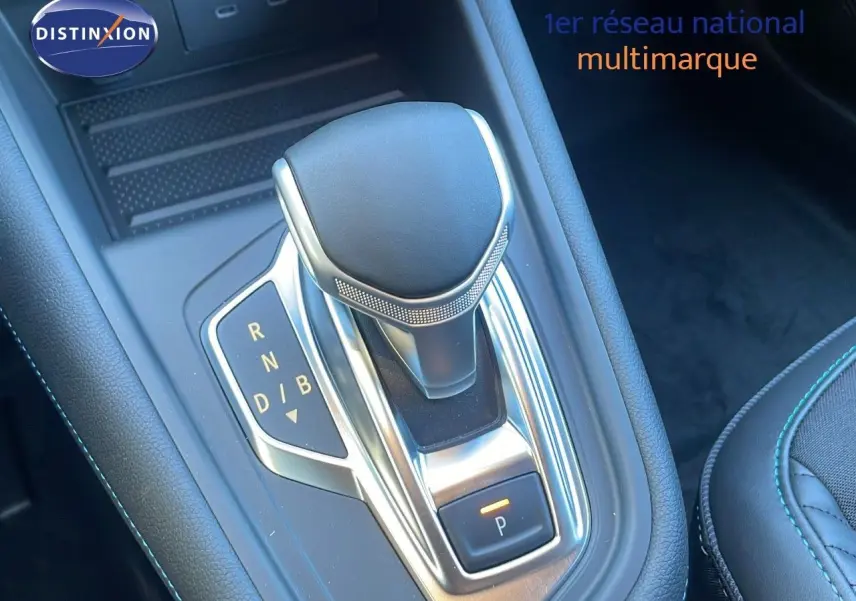 Le levier de vitesses automatique noir et chrome du Renault Symbioz E-Tech, vu en gros plan intérieur.
