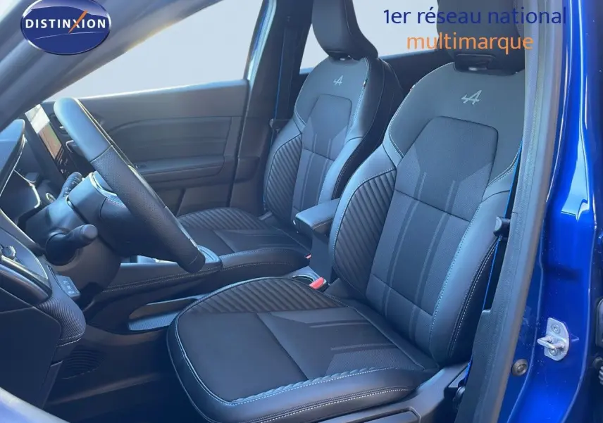 Vue intérieure côté conducteur du Renault Symbioz E-Tech Full Hybrid 145 Esprit Alpine bleu iron metal, sièges en cuir noir avec logo Alpine brodé.