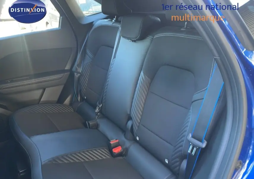 Vue intérieure sur la banquette arrière en cuir noir avec surpiqûres bleues du Renault Symbioz E-Tech 2025 côté droit ouvert.
