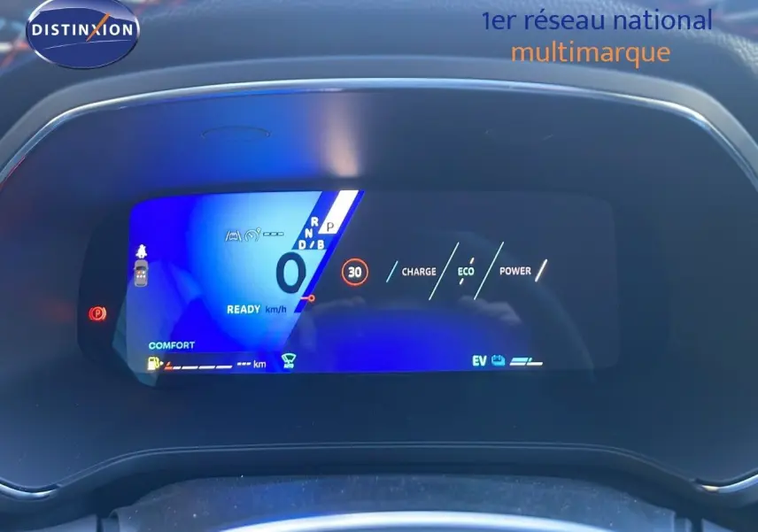 Affichage numérique du tableau de bord de la Renault Symbioz hybride, montrant la vitesse à 0 km/h en mode confort.
