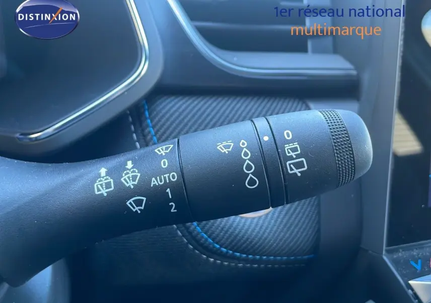Gros plan sur la commande d'essuie-glace du Renault Symbioz E-Tech Full Hybrid 145 Esprit Alpine, intérieur noir avec surpiqûres bleues.