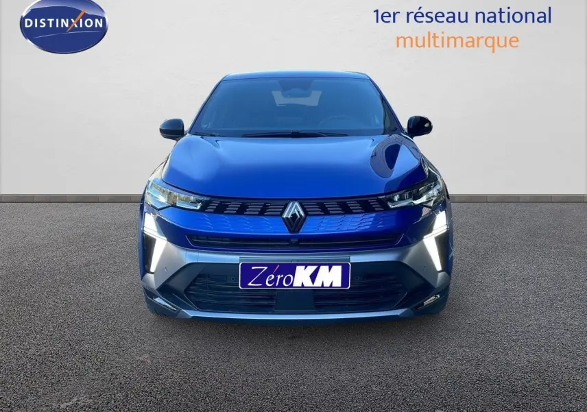 Vue frontale d'une Renault SYMBIOZ E-TECH Full Hybrid 145 Esprit Alpine en bleu iron metal avec éclairage LED allumé.