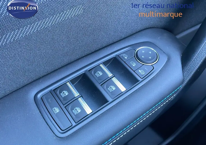 Commande des vitres électriques et réglage des rétroviseurs sur la porte côté conducteur d'une Renault Symbioz bleu iron metal.