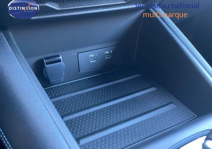 Gros plan sur la console centrale noire du Renault SYMBIOZ E-TECH avec ports USB-C et prise 12V intégrés.