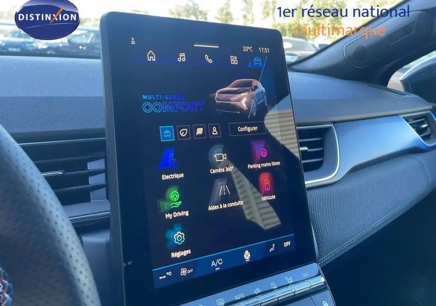 Écran tactile central affichant les options de conduite du Renault Symbioz hybride, intérieur moderne en bleu et noir.