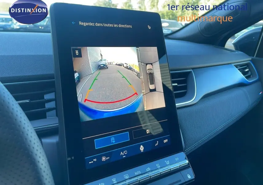 Écran tactile central affichant la caméra de recul et vue à 360° dans l’habitacle bleu iron metal du Renault Symbioz hybride 2025.