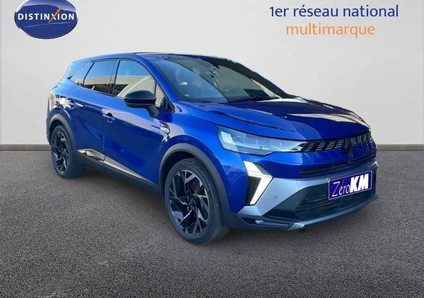 Renault Symbioz E-Tech hybride bleu Iron Metal en 3/4 avant droit, avec jantes noires et calandre moderne.