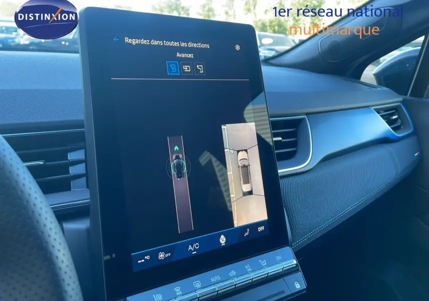 Vue intérieure de la console centrale du Renault Symbioz E-Tech Hybrid 2025 avec écran tactile et tableau de bord bleu.