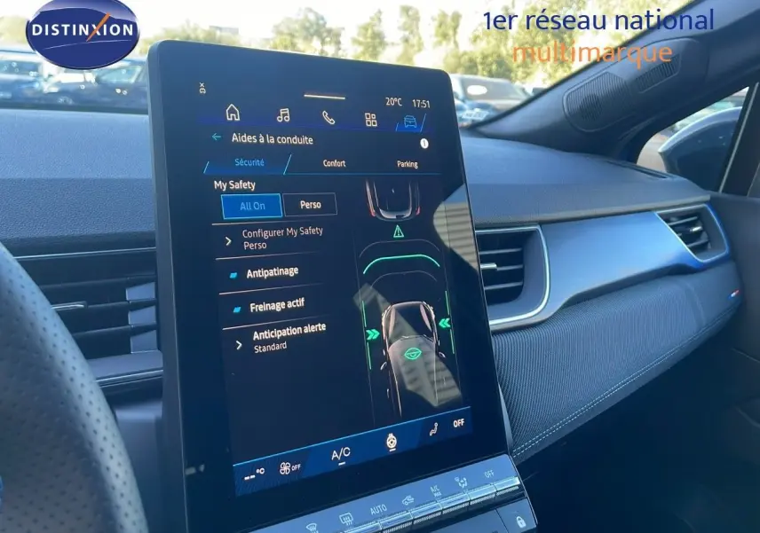 Intérieur de la Renault Symbioz E-Tech Full Hybrid 145 Esprit Alpine 2025, tableau de bord et écran tactile central en vue latérale droite.