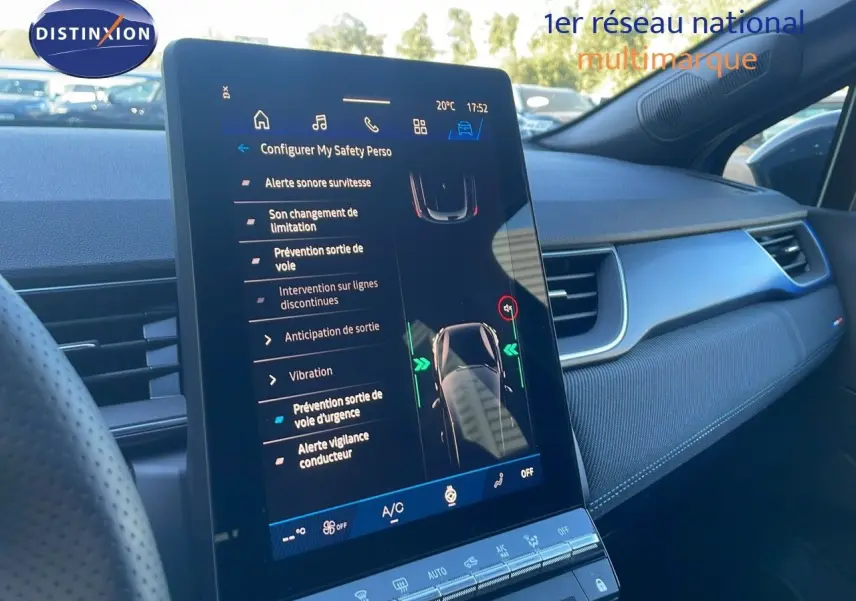 Intérieur du Renault Symbioz E-Tech Hybrid 2025 montrant l'écran tactile central avec options de sécurité activées.