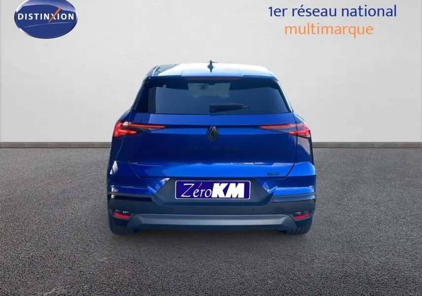 Vue arrière d'une Renault SYMBIOZ E-TECH FULL HYBRID 145 Esprit Alpine en bleu Iron Metal, avec feux LED fins et plaque Zéro KM.