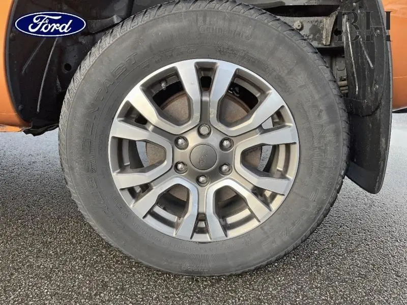 Gros plan sur la roue avant droite du Ford Ranger 2017 Pride Orange, avec jante alu et pneu Continental visible.